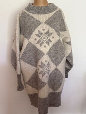 Hilda Ltd sz L Icelandic Gray & Cream Patterned Knit Sweater 24”x32”L covers bum